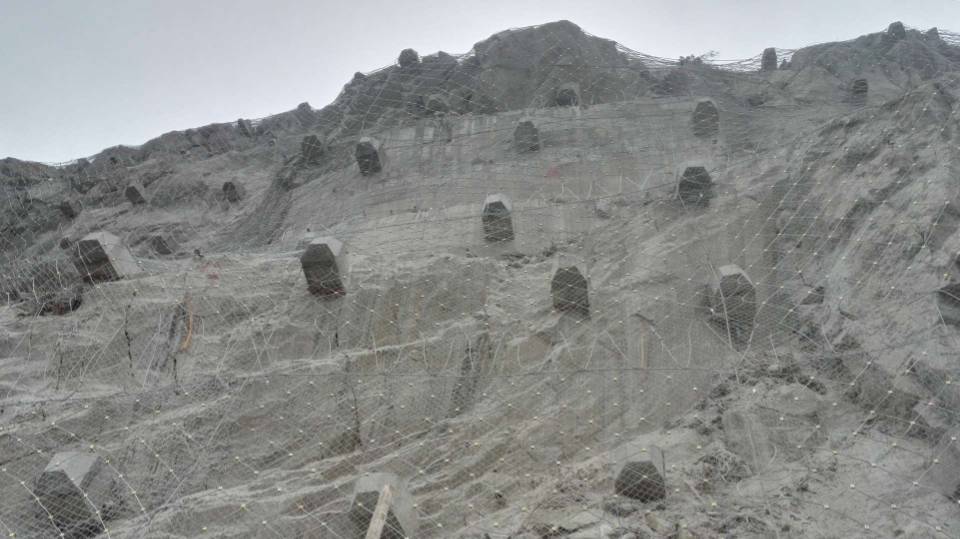 郧十高速高坡隧道仰坡危石处治工程